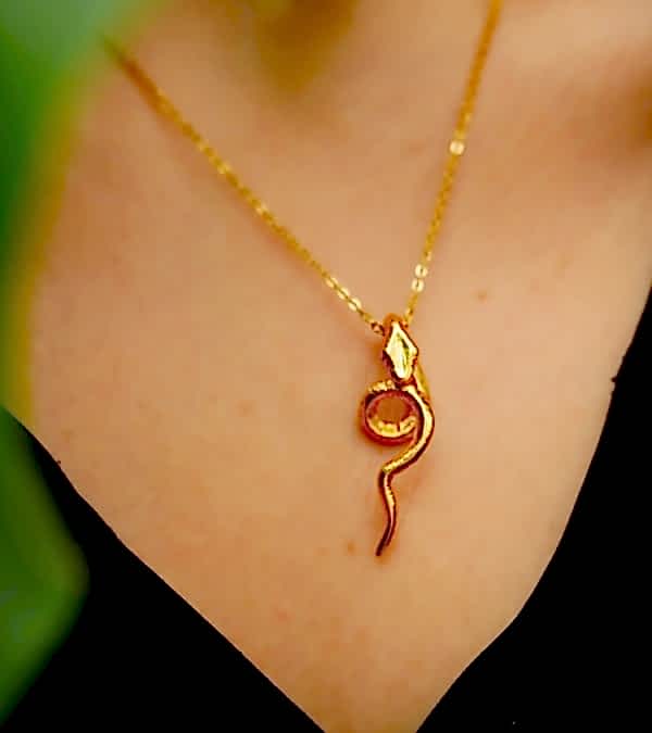 El Yapımı Yılan Tasarımlı Pirinç Kolye