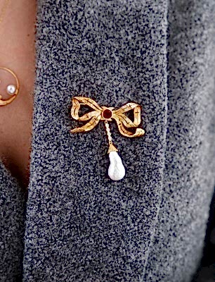 Handmade Design Silver Brooch Baroque Pearl with Ribbon Design