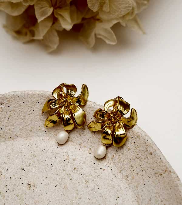 El Yapımı Çiçek Tasarımlı İncili Pirinç Küpe