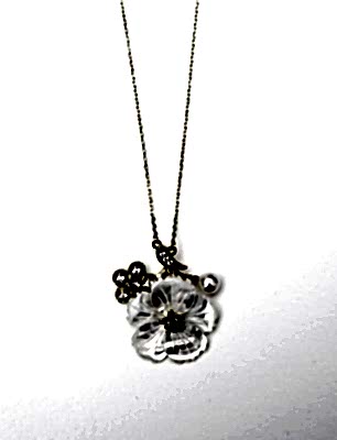 Çiçek Tasarımlı Sedefli Gümüş Kolye