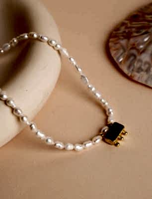 Lapis Lazuli ve İncili Pirinç Kolye