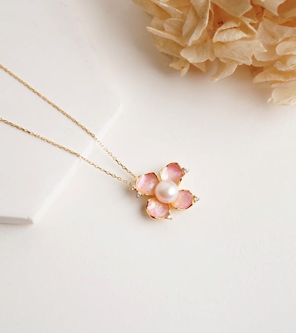 Mine İşlemeli Çiçek İncili Gümüş Kolye