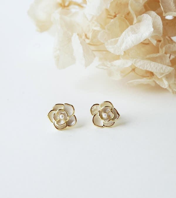 Çiçek Tasarım İncili Gümüş Küpe