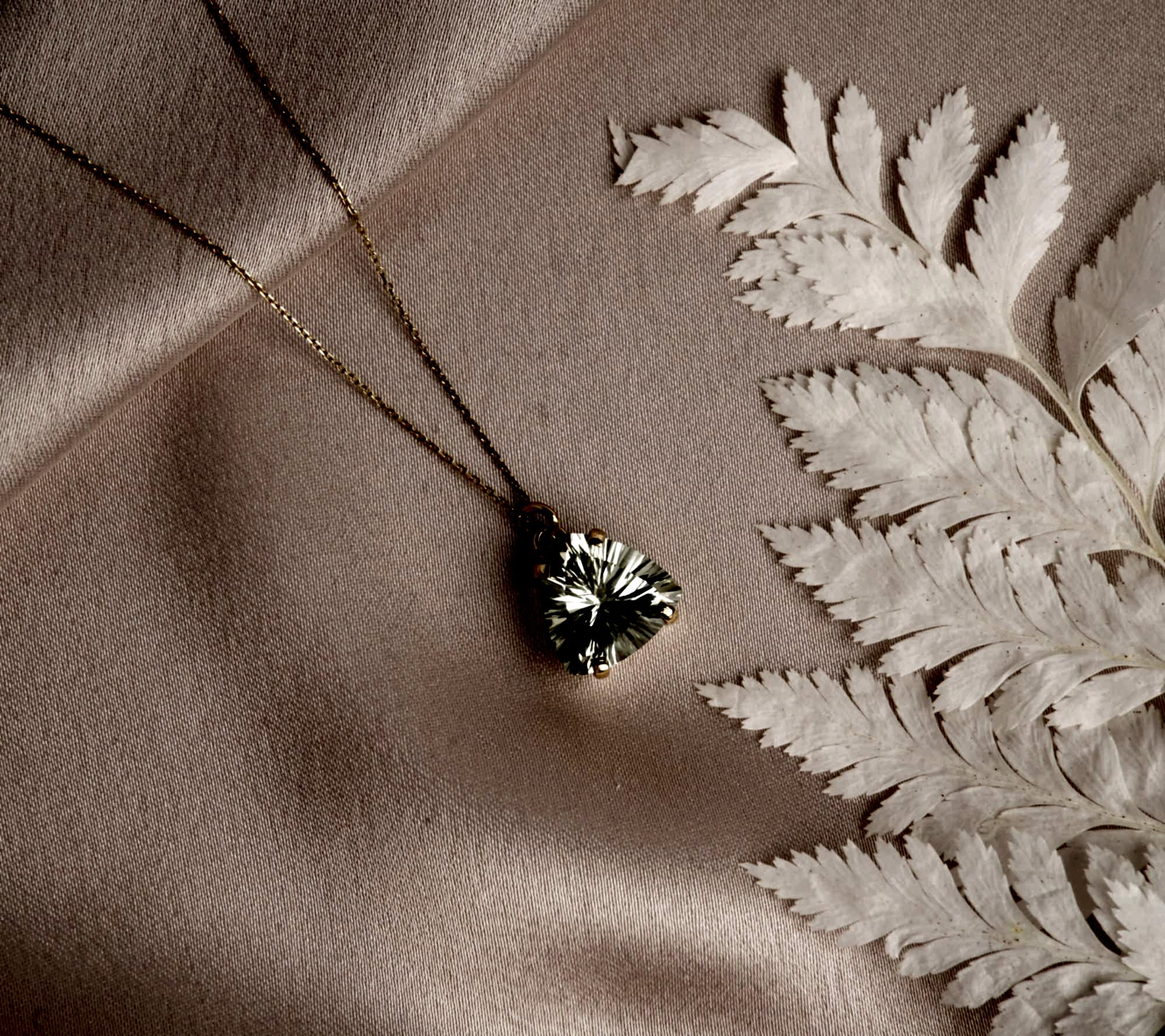 Üçgen Tasarım Akuamarin Taşlı 14K Altın Kolye